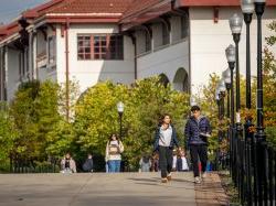 学生们走在新泽西州的一所大学校园里.